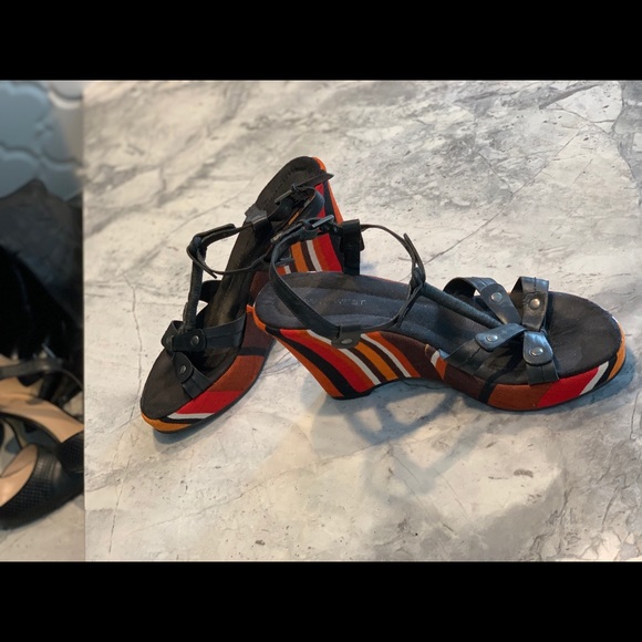 Black leather platform wedge with pattern detail - Picture 2 of 3